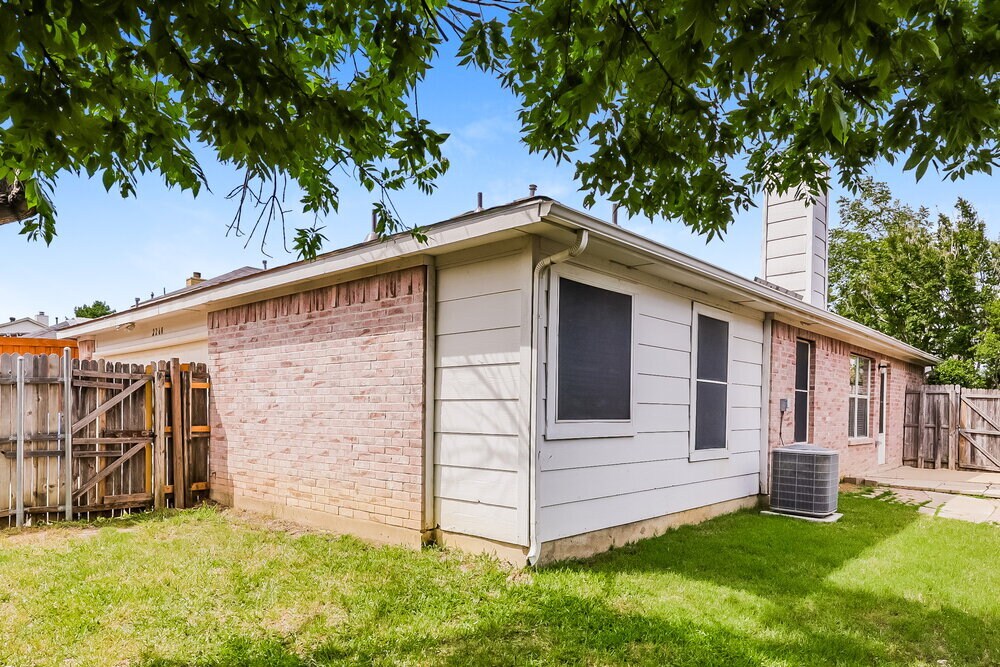 Building Photo - 2268 Bresee Dr