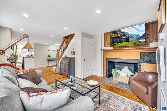 Building Photo - 736 Main St