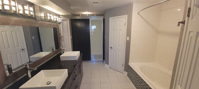 Building Photo - 11302 Meadow Lake Dr