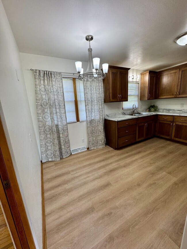 Building Photo - New Kitchen & Flooring! JUST LISTED!