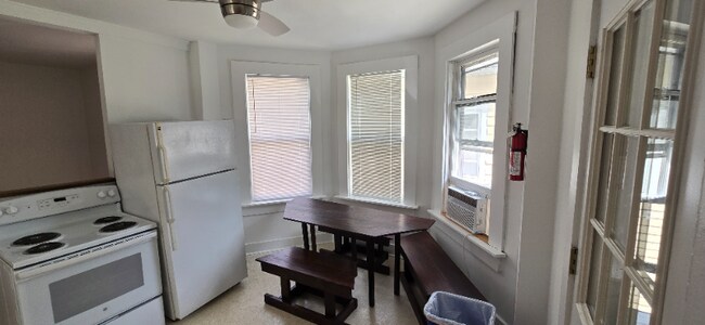 Building Photo - 208 Main St