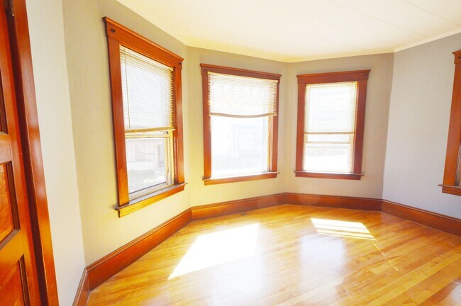 Building Photo - 53 Forest St