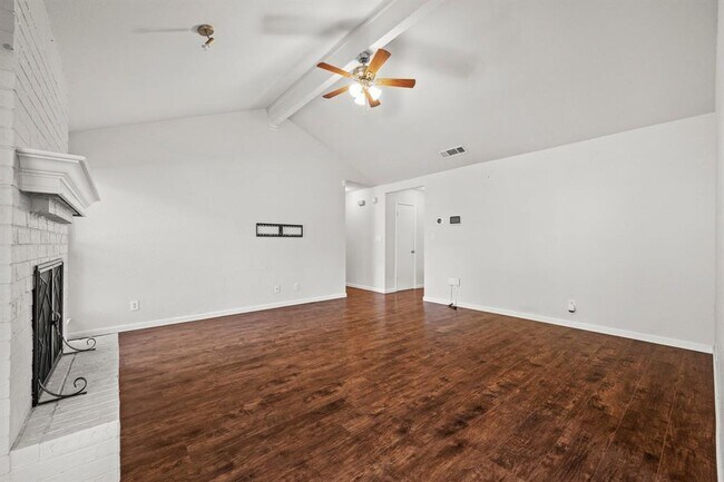 Building Photo - 605 Apache Trail