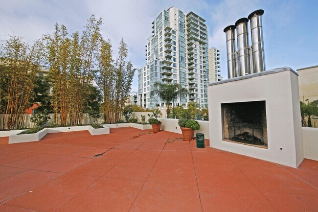 Back Patio - 702 Ash St