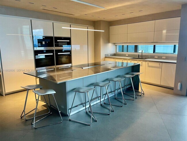 Building Photo - 18555 Collins Ave