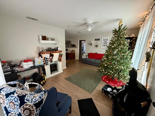 Building Photo - 900 Sycamore Ave