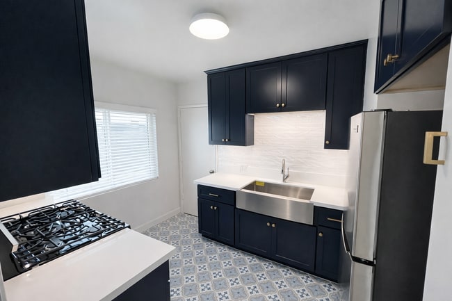 Building Photo - Remodeled 2BR in NoHo – Brand New Kitchen, 2 Parking Spaces, Walk to NoHo West Mall