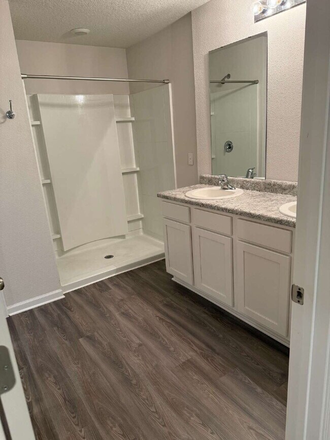 Building Photo - Spacious 4-Bedroom Rental in Quiet Pensaco...