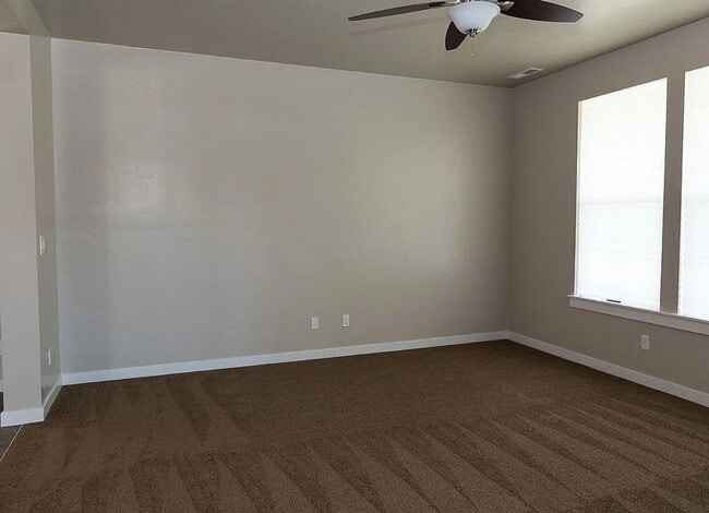 Building Photo - Cute 3 Bedroom 2.5 Home with a 2 Car Garage!