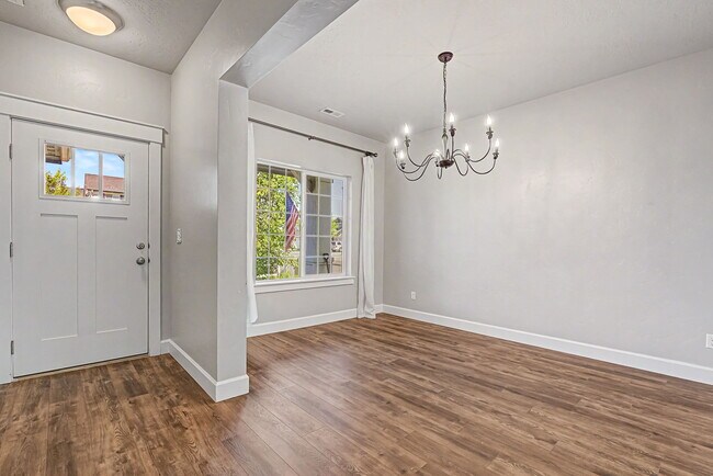 Building Photo - 5140 N Elmstone Ave