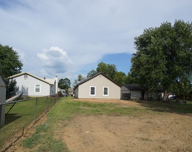Building Photo - 3 Bed 2 Bath 1 Car Garage with Yard Care Included, Refrigerator Provided.