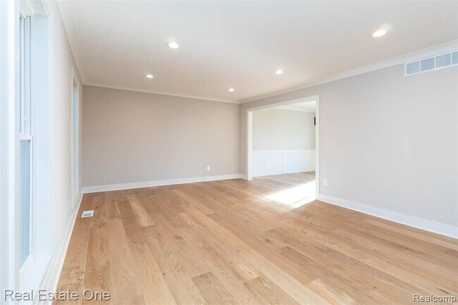 Building Photo - 5485 Hammersmith Dr