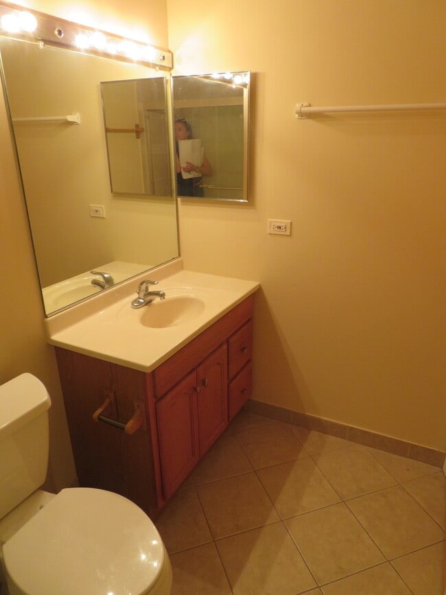 Building Photo - 457 N Cambridge Dr