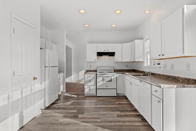 Building Photo - 4BR Columbia Home w/ Finished Basement, Deck & Open Green Space