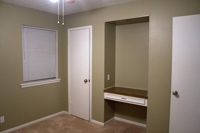 Building Photo - 421 Brigadoon St