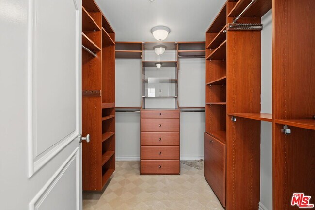 Building Photo - 430 N Oakhurst Dr