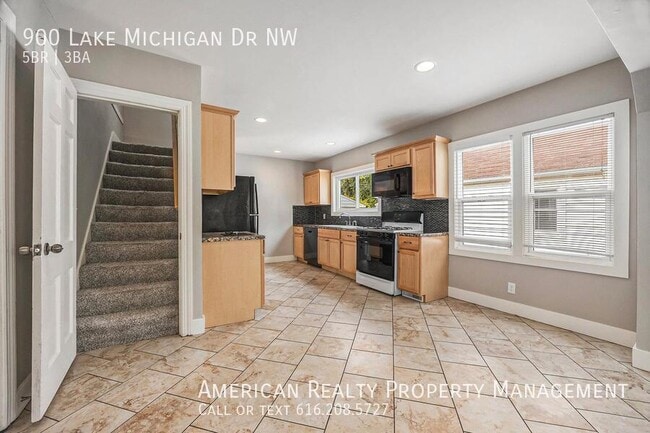 Building Photo - 900 Lake Michigan Dr NW