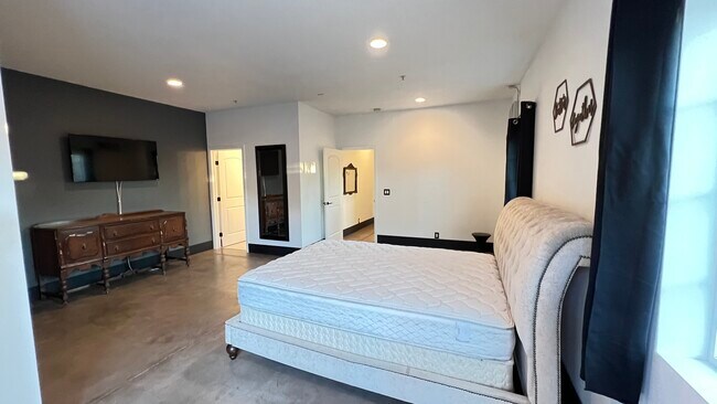 Building Photo - 17858 Sidwell St