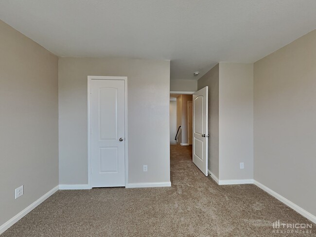 Building Photo - 1327 Tamarack Dr