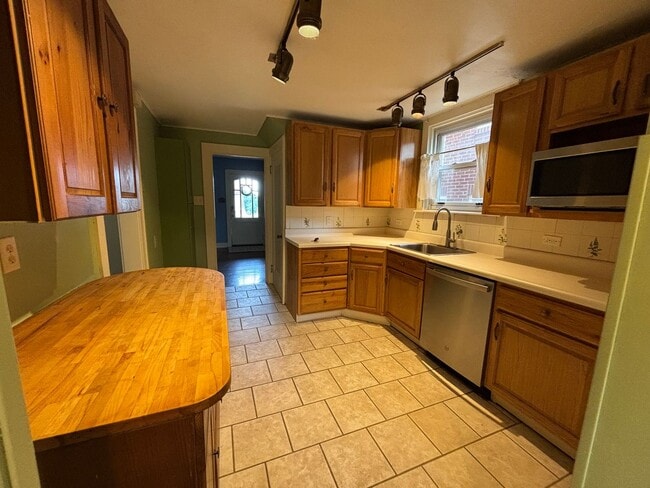 Building Photo - 3 Bedroom Home in Dormont!
