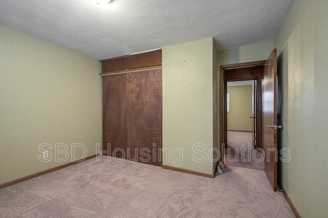 Building Photo - 9519 E 18 St S