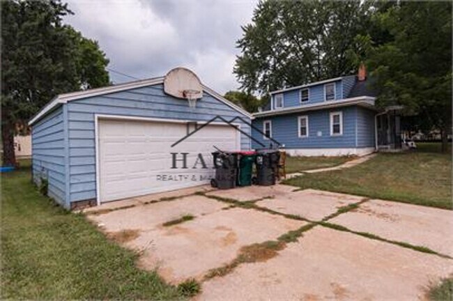 Building Photo - Spacious Single Family Home Available Now!