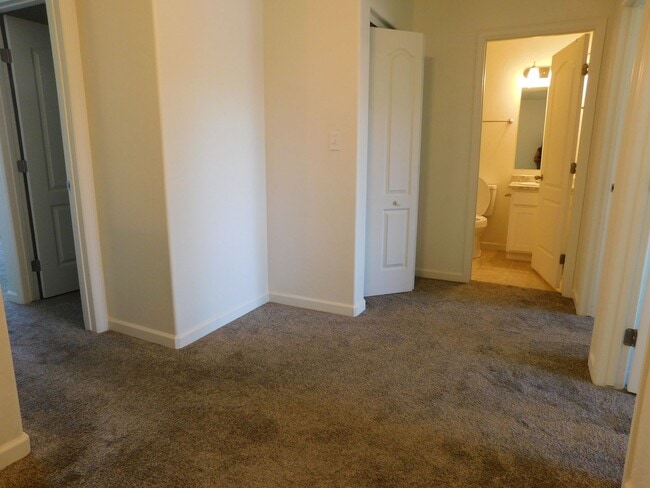 Building Photo - Newer Townhome Close to Shopping