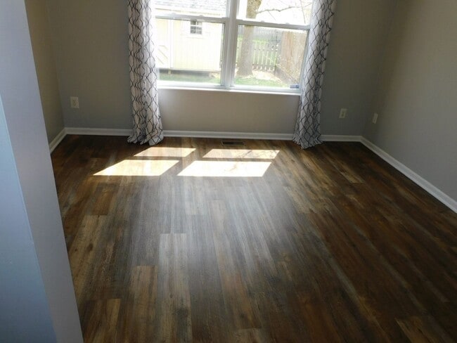 Building Photo - Spacious 4 Bedroom, 2.5 Bath Home