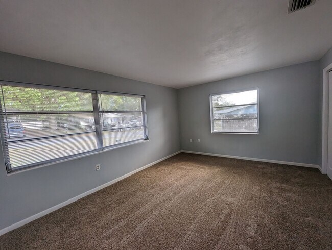 Building Photo - Nicely sized 2 Bedroom in Beverly Hills