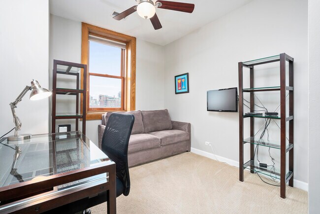 Building Photo - 550 W Surf St