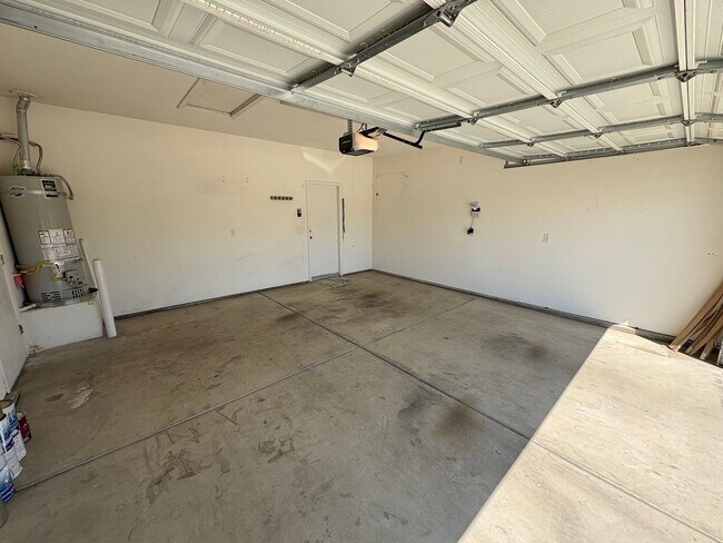 Building Photo - NW Visalia Available Now!