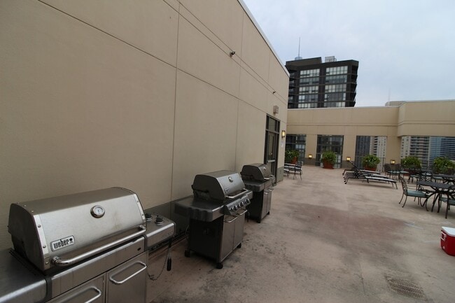 Building Photo - 2 E Erie St