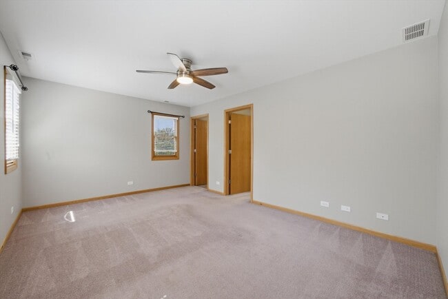 Building Photo - 586 S Hawthorne Ave