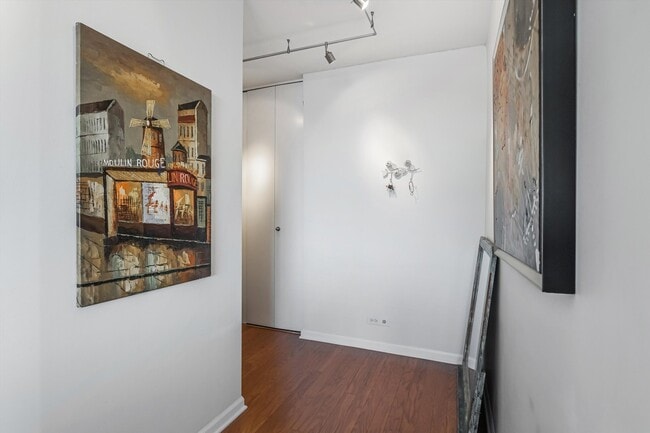 Building Photo - 70 W Burton Pl