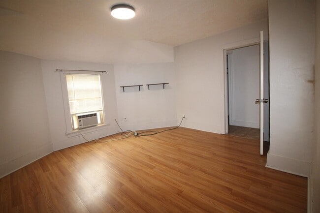 Building Photo - 11 Elm St