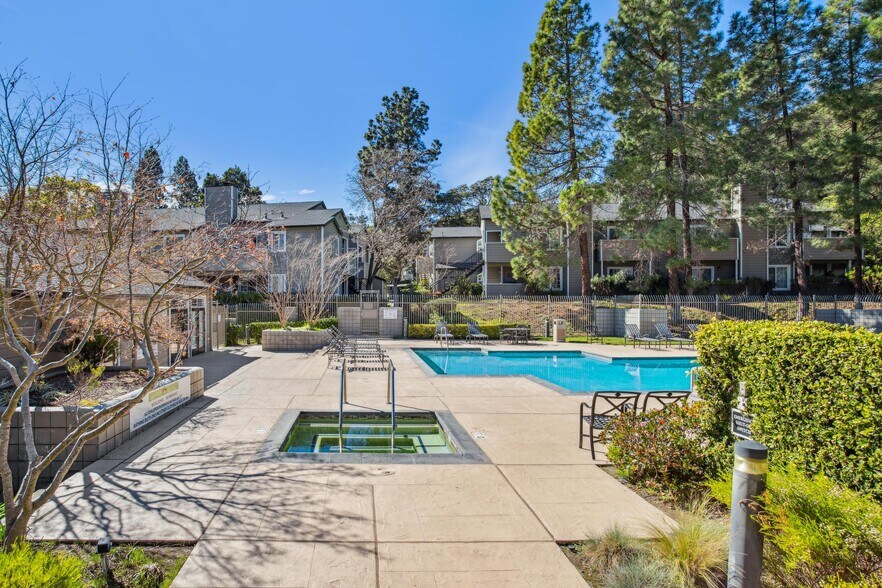 Building Photo - 600 Canyon Oaks Dr