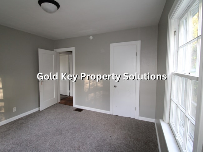 Building Photo - Adorable Brick 4 BR 1 BA House Near Golf C...