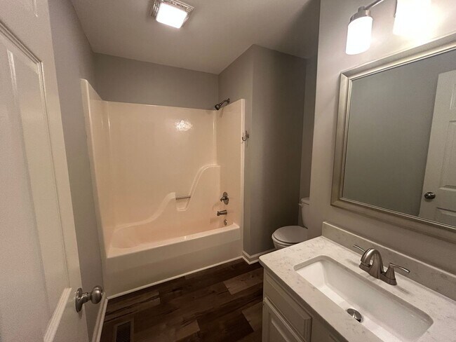 Building Photo - 40 Plainsfield Pl