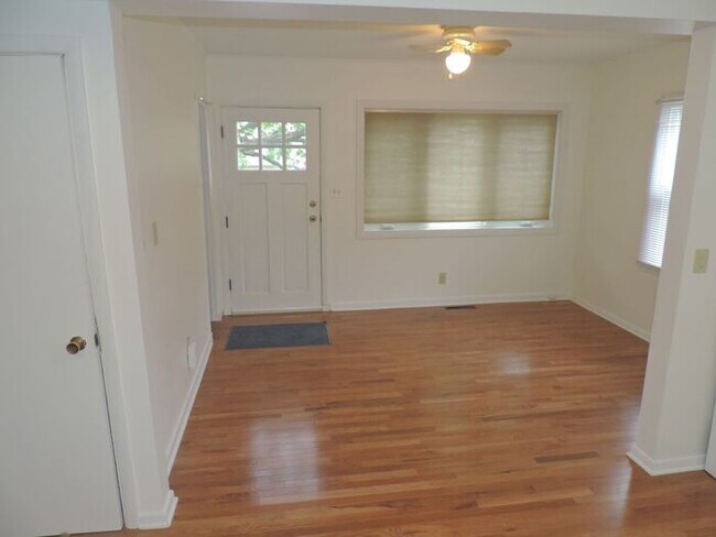 Building Photo - $1,500 | 2 Bedroom, 1 Bathroom House | No ...