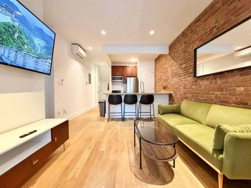 Building Photo - Furnished room/NOT APARTMENT
