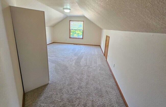 Building Photo - Spaceous newly remodeled 5 bedroom 3 bath ...