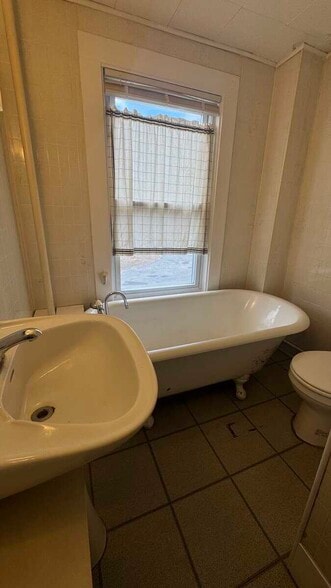 Building Photo - 34 Water Ln