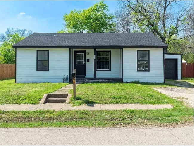 Primary Photo - 3910 Henderson St