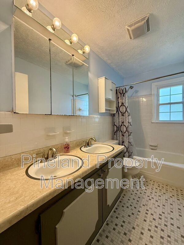 Building Photo - 1521 Paisley Ave