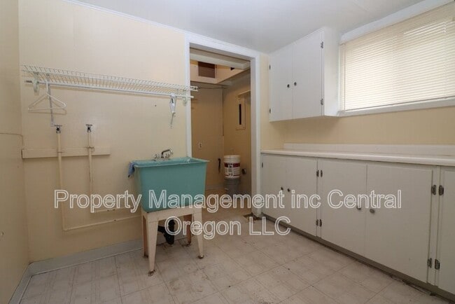 Building Photo - 1670 Yew St SE