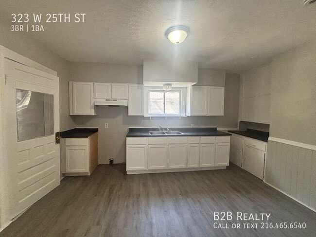 Building Photo - 323 W 25th St