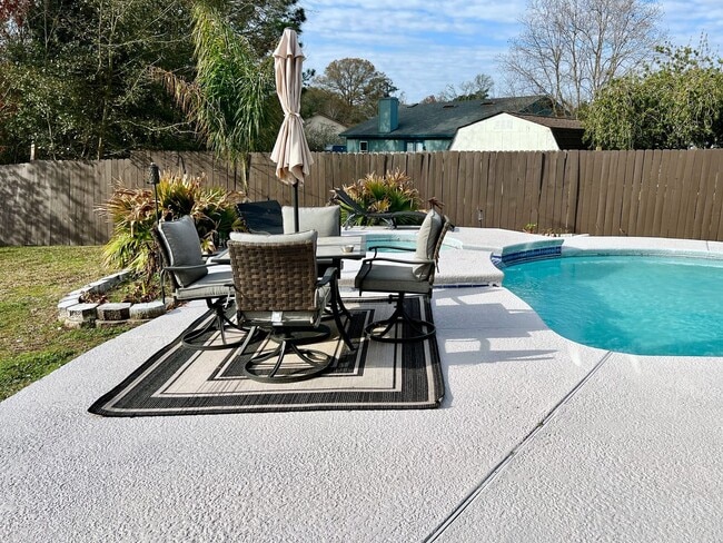Building Photo - Charming 3-Bedroom Home with Modern Upgrad...