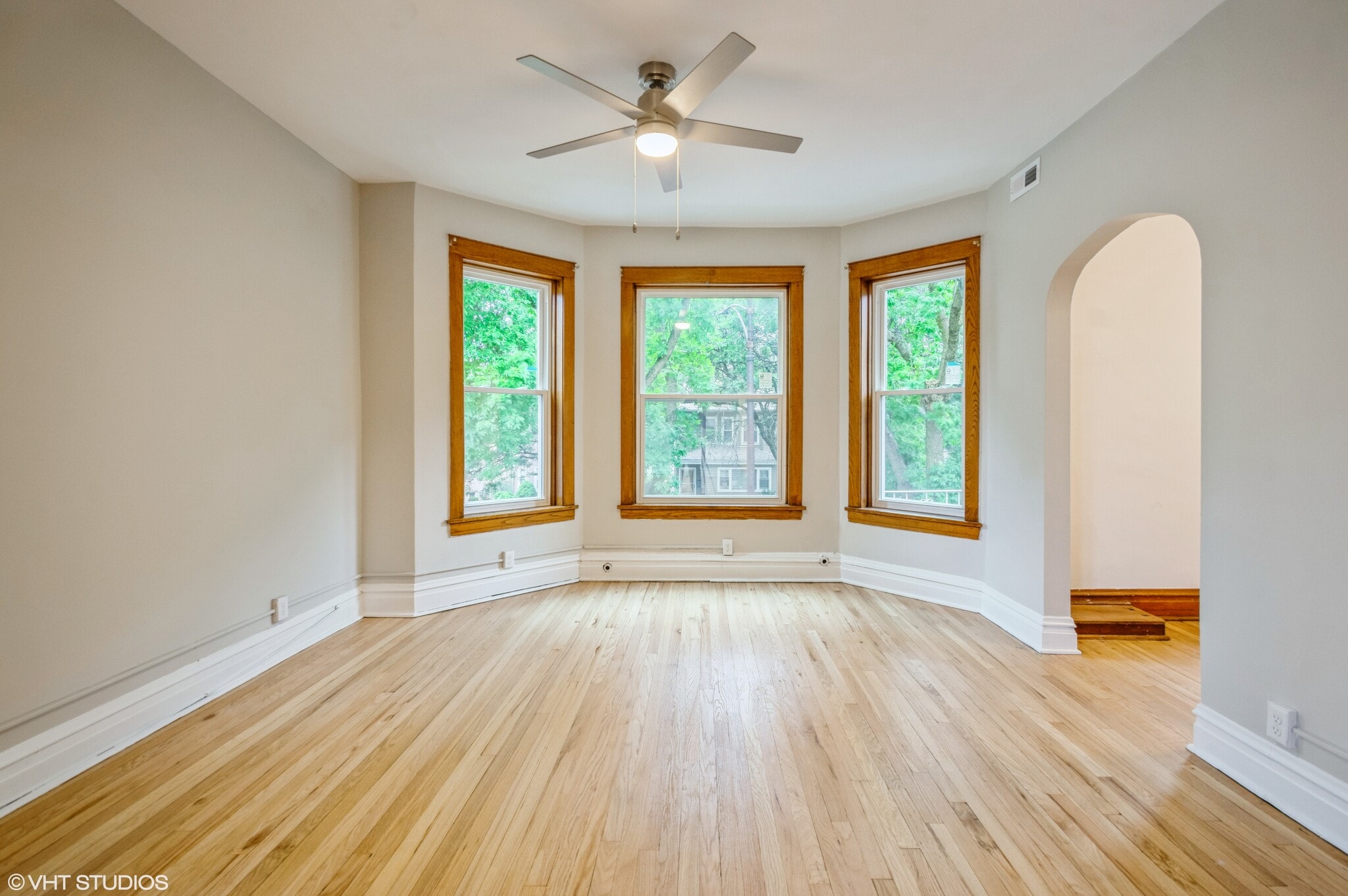 Living Room Angle 2 - 5138 W Montrose Ave