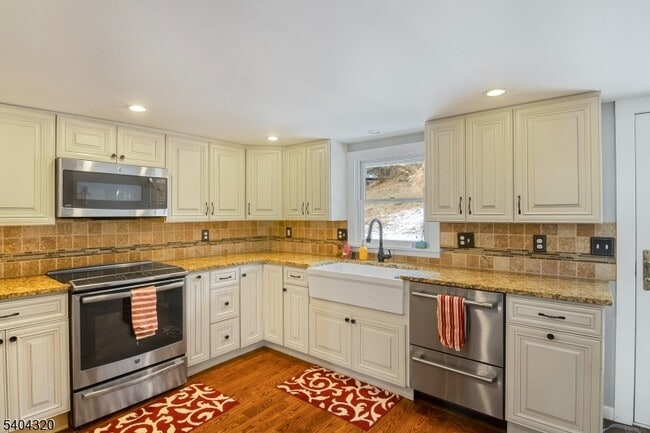 Building Photo - 77 W Shore Trail