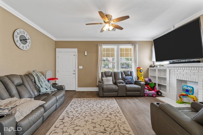 Building Photo - 130 Dalzell St